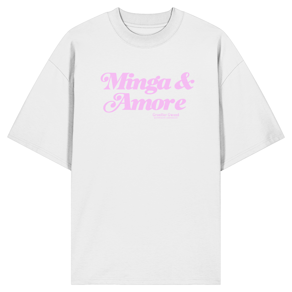 Weißes Oversize T-Shirt mit rosa Frontprint „Minga & Amore“ im Retro-Schriftzug – modernes München Streetwear Shirt von Grantler Gwand.