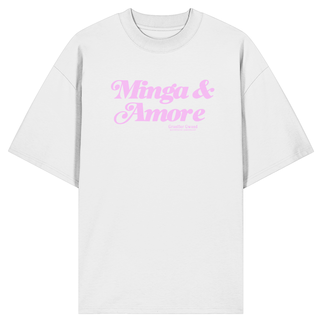 Weißes Oversize T-Shirt mit rosa Frontprint „Minga &amp; Amore“ im Retro-Schriftzug – modernes München Streetwear Shirt von Grantler Gwand.