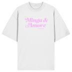 Weißes Oversize T-Shirt mit rosa Frontprint „Minga & Amore“ im Retro-Schriftzug – modernes München Streetwear Shirt von Grantler Gwand.