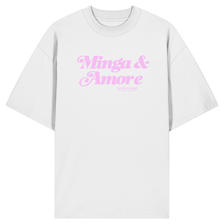 Weißes Oversize T-Shirt mit rosa Frontprint „Minga &amp; Amore“ im Retro-Schriftzug – modernes München Streetwear Shirt von Grantler Gwand.