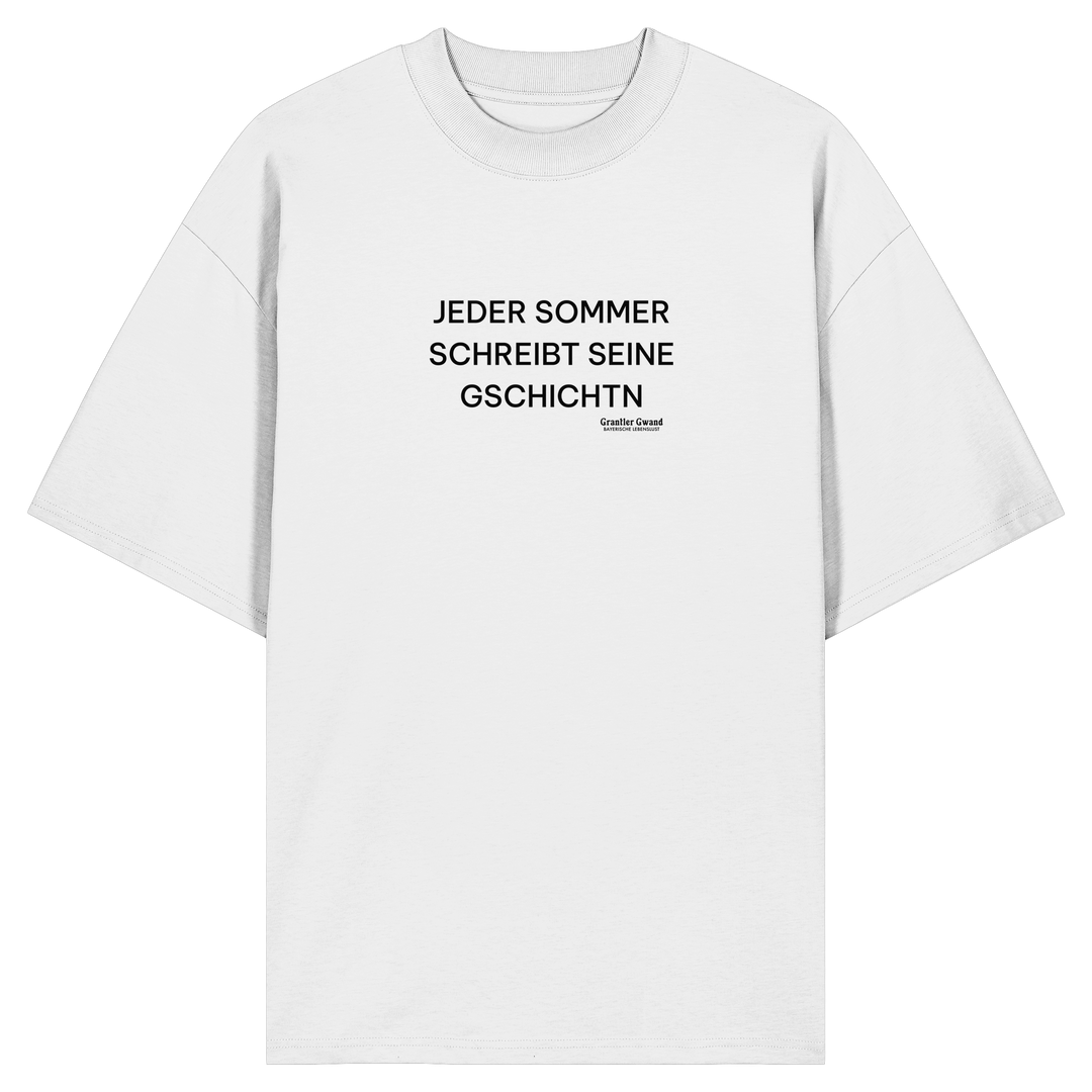 „Weißes Oversize Shirt mit schwarzem Frontprint 'Jeder Sommer schreibt seine Gschichtn' von Grantler Gwand.“
