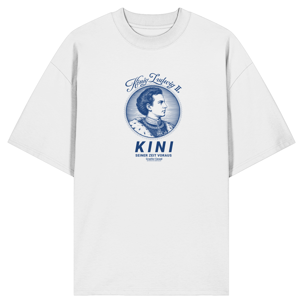 „Weißes Oversize Shirt mit blauem Frontprint 'Kini – Seiner Zeit voraus' und Vintage-Illustration von König Ludwig II. im modernen Streetwear-Stil von Grantler Gwand.“