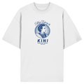 „Weißes Oversize Shirt mit blauem Frontprint 'Kini – Seiner Zeit voraus' und Vintage-Illustration von König Ludwig II. im modernen Streetwear-Stil von Grantler Gwand.“