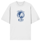 „Weißes Oversize Shirt mit blauem Frontprint 'Kini – Seiner Zeit voraus' und Vintage-Illustration von König Ludwig II. im modernen Streetwear-Stil von Grantler Gwand.“