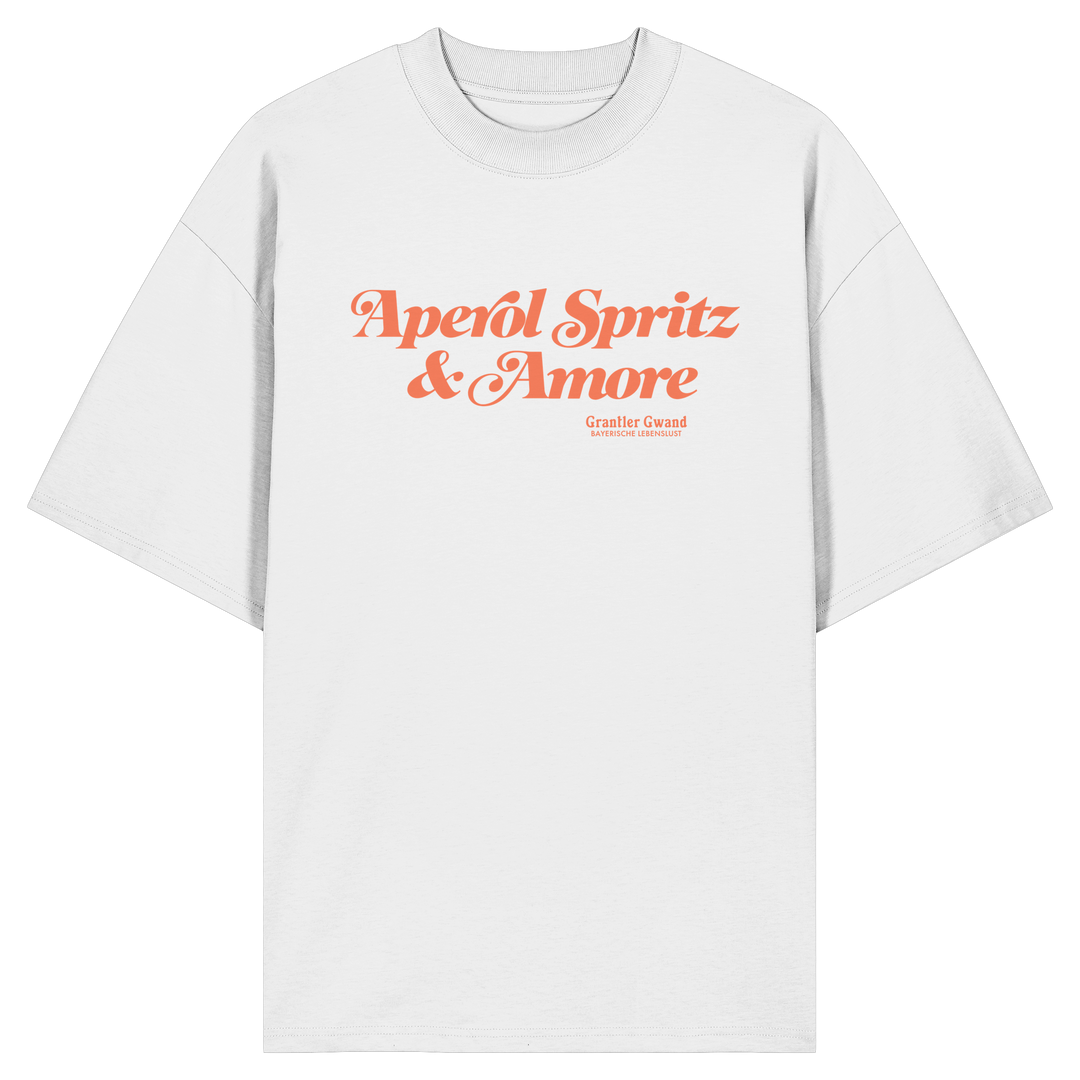 Weißes Oversize Shirt mit orangefarbenem Schriftzug "Aperol Spritz &amp; Amore" im minimalistischen Streetwear-Design von Grantler Gwand.