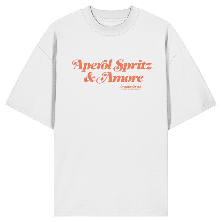 Weißes Oversize Shirt mit orangefarbenem Schriftzug "Aperol Spritz &amp; Amore" im minimalistischen Streetwear-Design von Grantler Gwand.