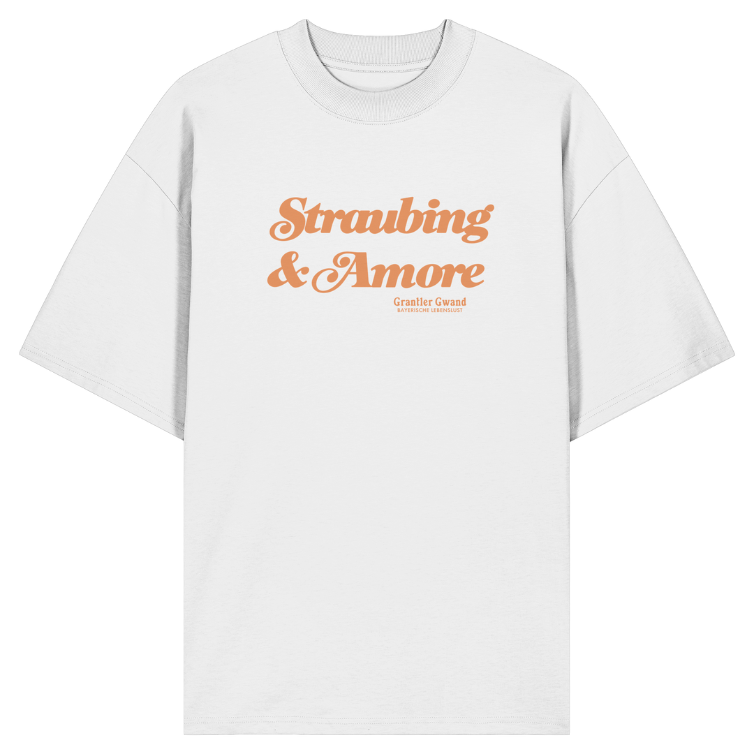 Weißes Oversize Shirt in Bio Qualität mit orangefarbenem „Straubing &amp; Amore“-Frontprint – bayerische Streetwear von Grantler Gwand im modernen, minimalistischen Look.
