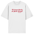 Weißes Oversize-T-Shirt mit rotem Frontprint „Feiawehrla & Stolz drauf“. Minimalistisches Streetwear-Design für Feuerwehrfans im modernen bayerischen Stil. Hochwertiges Unisex Oversize-Shirt aus Bio-Baumwolle, designed und bedruckt in Bayern von Grantler Gwand.