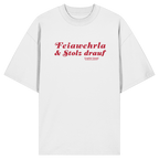 Weißes Oversize-T-Shirt mit rotem Frontprint „Feiawehrla & Stolz drauf“. Minimalistisches Streetwear-Design für Feuerwehrfans im modernen bayerischen Stil. Hochwertiges Unisex Oversize-Shirt aus Bio-Baumwolle, designed und bedruckt in Bayern von Grantler Gwand.