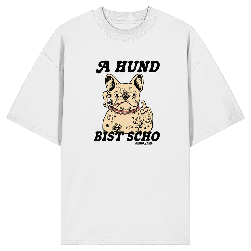 Weißes Oversize-T-Shirt mit Frontprint „A Hund bist scho“ und Bulldoggen-Motiv im Vintage-Stil – bayerisches Streetwear-Shirt von Grantler Gwand.