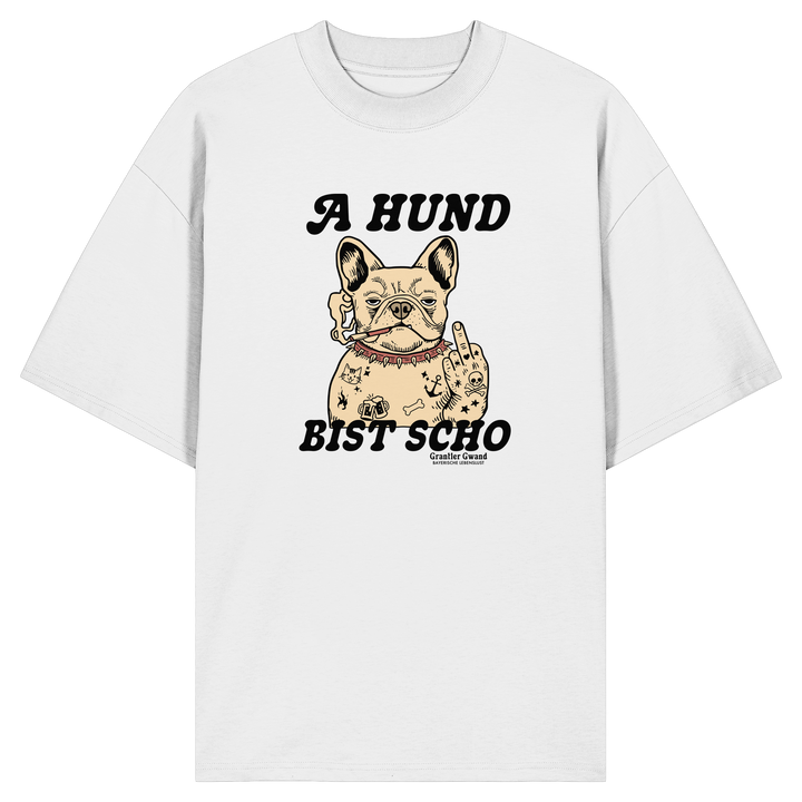 Weißes Oversize-T-Shirt mit Frontprint „A Hund bist scho“ und Bulldoggen-Motiv im Vintage-Stil – bayerisches Streetwear-Shirt von Grantler Gwand.