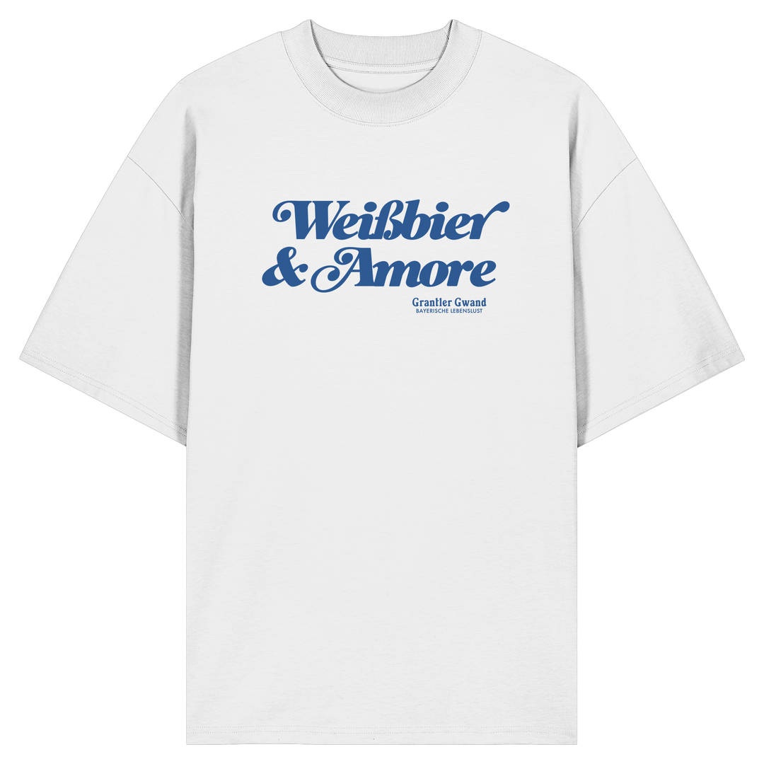 Weißes Oversize-Shirt mit blauem Frontprint „Weißbier &amp; Amore“. Modernes bayerisches Streetwear-Shirt für Biergarten, Volksfest und Alltag. Hochwertige Bio-Baumwolle, designed und bedruckt in Bayern von Grantler Gwand.