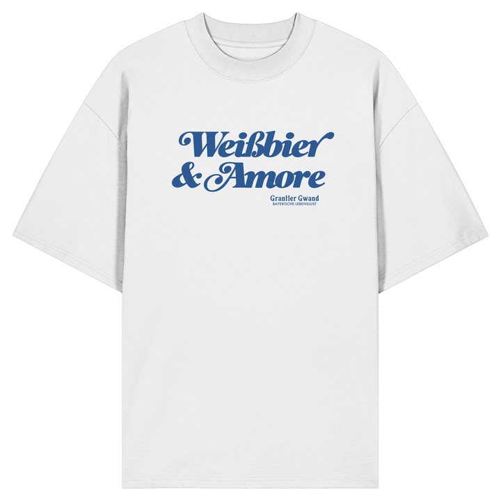 Weißes Oversize-Shirt mit blauem Frontprint „Weißbier &amp; Amore“. Modernes bayerisches Streetwear-Shirt für Biergarten, Volksfest und Alltag. Hochwertige Bio-Baumwolle, designed und bedruckt in Bayern von Grantler Gwand.