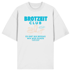 Weißes Oversize T-Shirt von Grantler Gwand mit grünem Frontprint „Brotzeit Club“ und handgezeichneten Brotzeit-Motiven – bayerisches Streetwear Shirt aus Bio-Baumwolle.