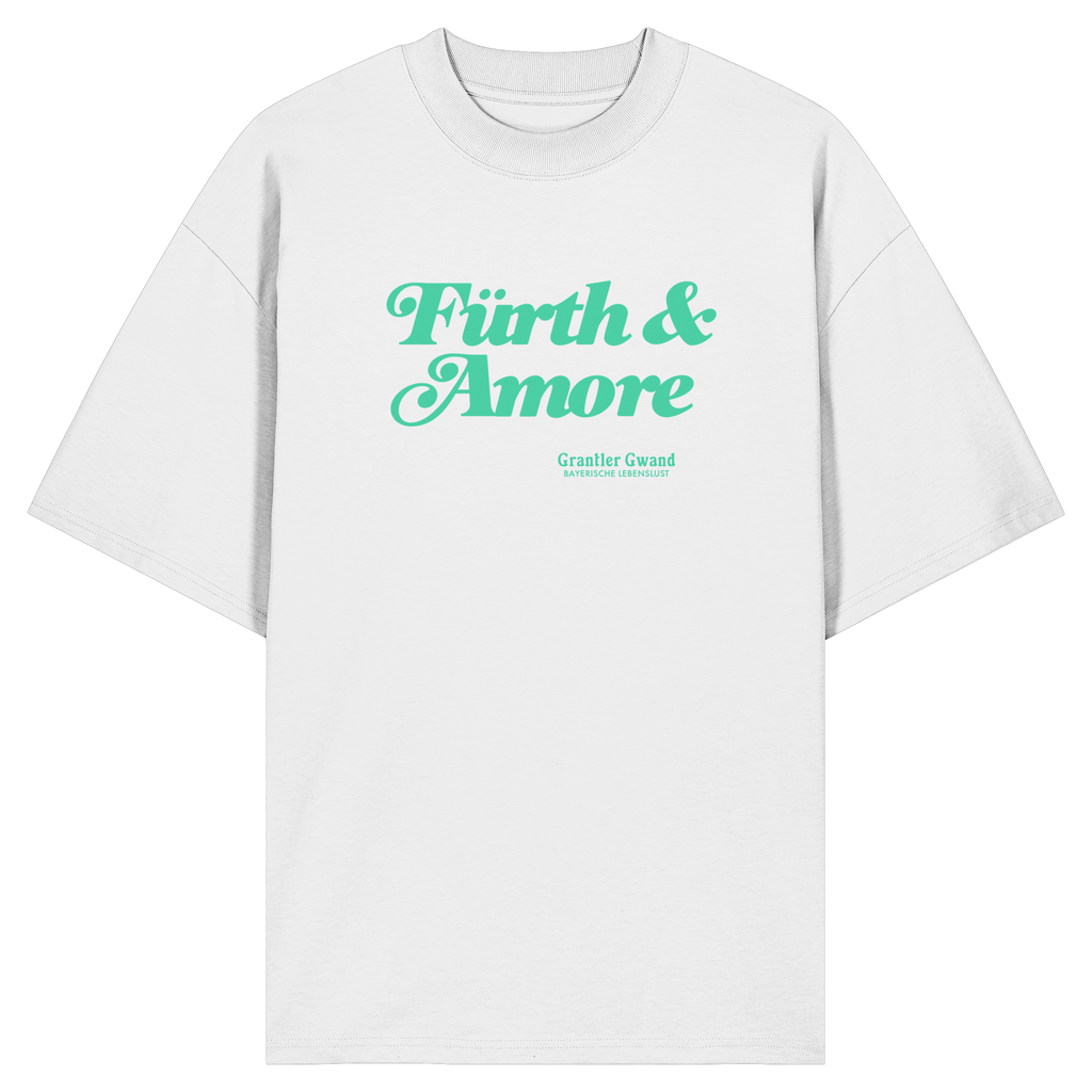 Weißes Oversize Shirt mit grünem „Fürth & Amore“-Frontprint – bayerische Streetwear von Grantler Gwand im modernen, minimalistischen Look.