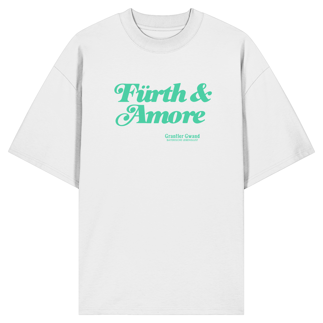Weißes Oversize Shirt mit grünem „Fürth &amp; Amore“-Frontprint – bayerische Streetwear von Grantler Gwand im modernen, minimalistischen Look.