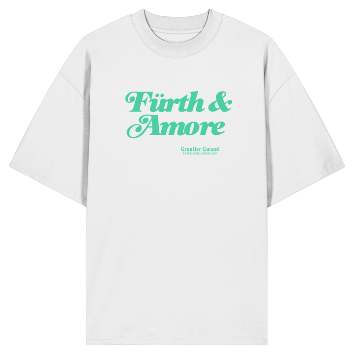 Weißes Oversize Shirt mit grünem „Fürth &amp; Amore“-Frontprint – bayerische Streetwear von Grantler Gwand im modernen, minimalistischen Look.