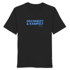 Schwarzes T-Shirt mit blauem Frontprint „Gschneizt & Kampelt“. Bayerisches Dialekt-Shirt im modernen Streetwear-Style für Volksfest, Biergarten und Alltag. Hochwertige Baumwolle, designed und bedruckt in Bayern von Grantler Gwand.