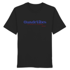 Schwarzes Unisex T-Shirt mit blauem Frontprint „Guade Vibes – Ois andere is a Schmarrn“ – bayerisches Streetwear Shirt mit modernem Dialekt-Spruch von Grantler Gwand.