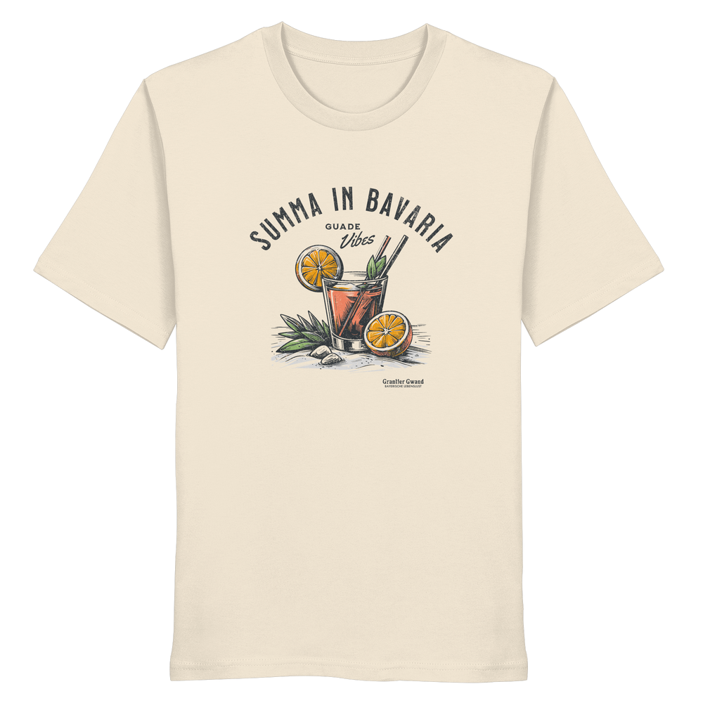 Naturfarbenes Shirt mit Frontprint „Summa in Bavaria – Guade Vibes“ und sommerlichem Cocktail-Motiv im Vintage-Stil.