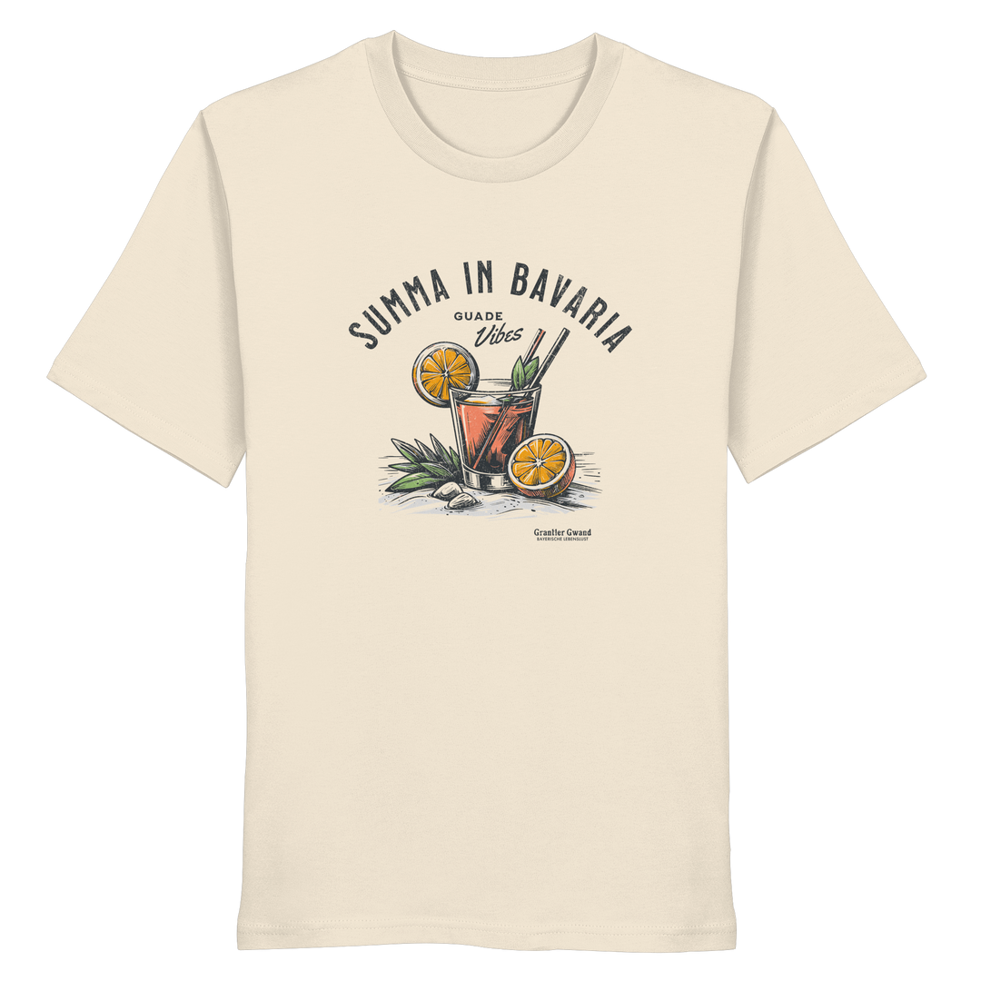 Naturfarbenes Shirt mit Frontprint „Summa in Bavaria – Guade Vibes“ und sommerlichem Cocktail-Motiv im Vintage-Stil.