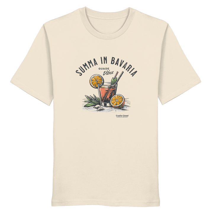 Naturfarbenes Shirt mit Frontprint „Summa in Bavaria – Guade Vibes“ und sommerlichem Cocktail-Motiv im Vintage-Stil.