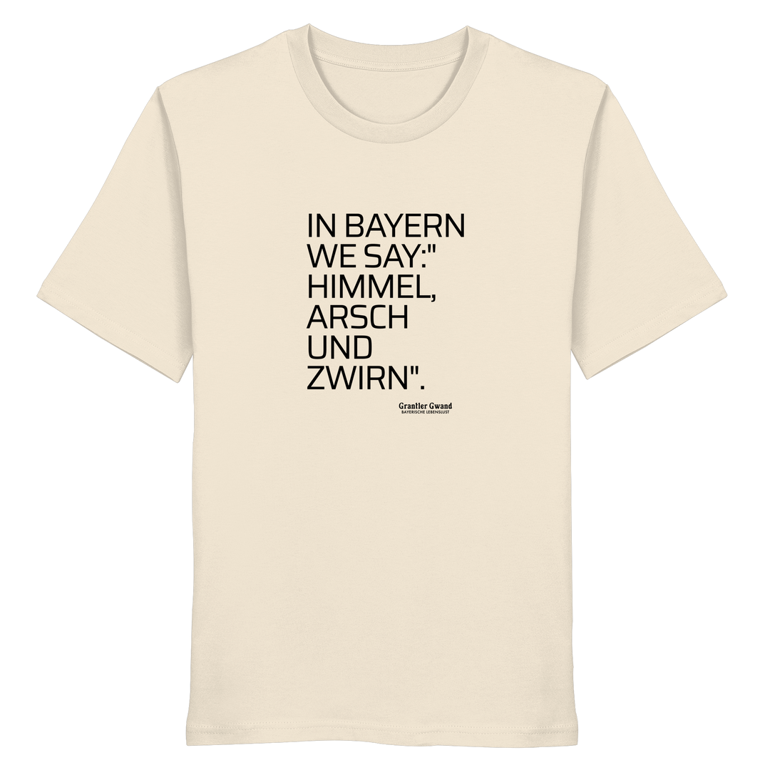 Naturfarbenes Shirt mit schwarzem Schriftzug „In Bayern we say: Himmel, Arsch und Zwirn“ auf der Vorderseite von Grantler Gwand.