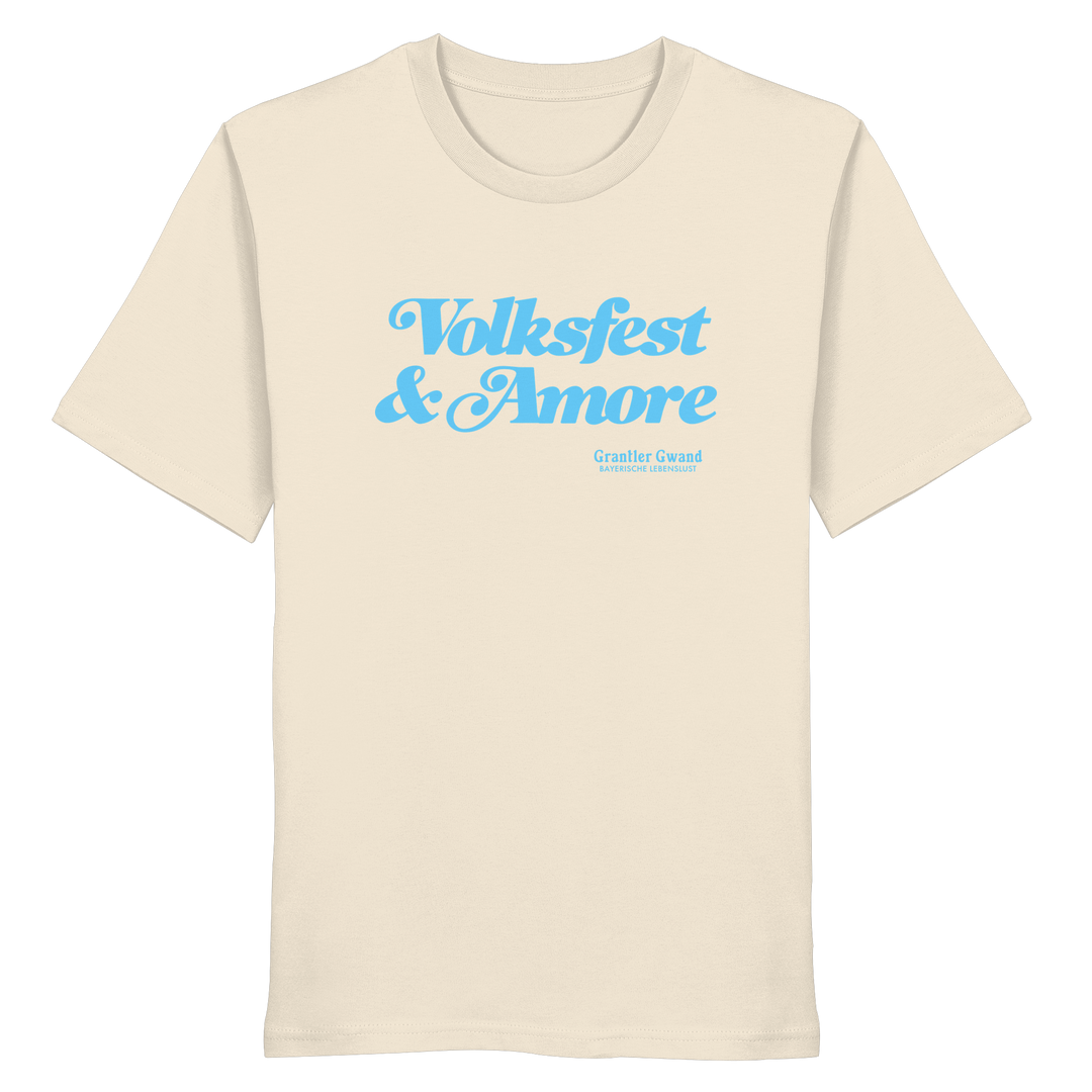 Beiges Unisex T-Shirt mit blauem Frontprint „Volksfest & Amore“. Hochwertiges Streetwear-Shirt aus 100 % ringgesponnener Baumwolle für Volksfest, Biergarten und Alltag. Modernes bayerisches Design von Grantler Gwand – designed und bedruckt in Bayern.