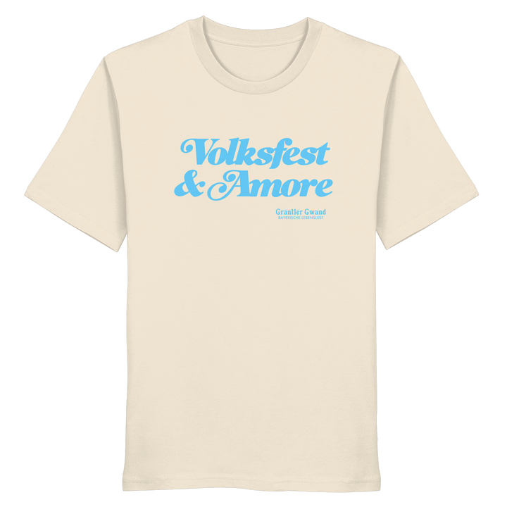 Beiges Unisex T-Shirt mit blauem Frontprint „Volksfest &amp; Amore“. Hochwertiges Streetwear-Shirt aus 100 % ringgesponnener Baumwolle für Volksfest, Biergarten und Alltag. Modernes bayerisches Design von Grantler Gwand – designed und bedruckt in Bayern.