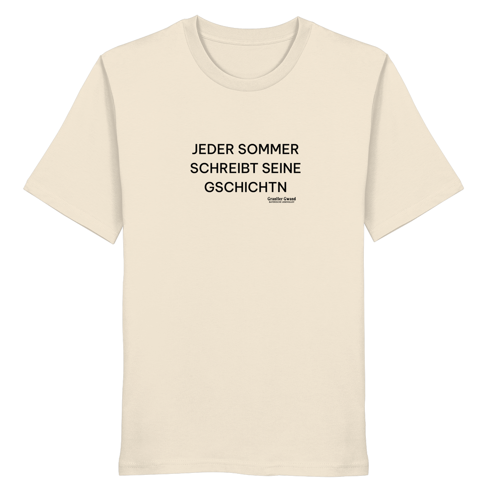 „Beiges Unisex Shirt mit schwarzem Frontprint 'Jeder Sommer schreibt seine Gschichtn' von Grantler Gwand.“