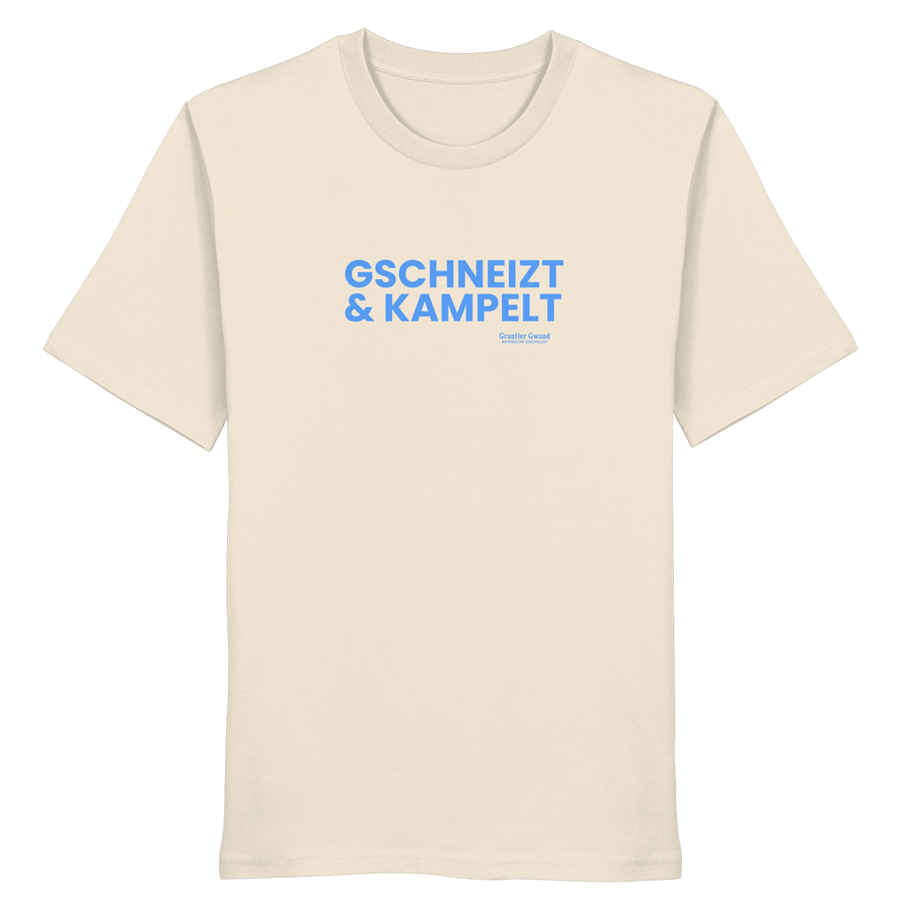 Beiges T-Shirt mit blauem Frontprint „Gschneizt & Kampelt“. Bayerisches Dialekt-Shirt im modernen Streetwear-Style für Volksfest, Biergarten und Alltag. Hochwertige Baumwolle, designed und bedruckt in Bayern von Grantler Gwand.