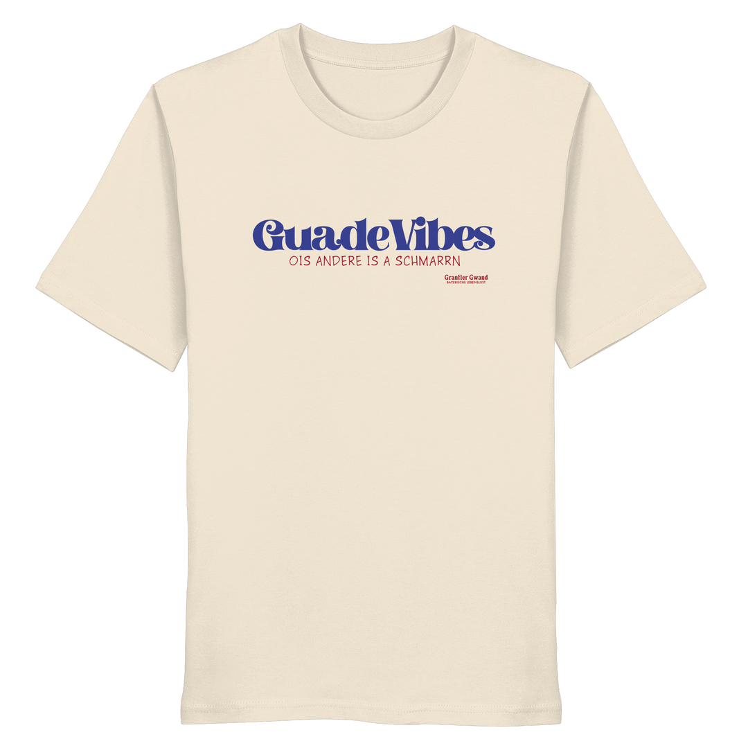 Cremefarbenes Unisex T-Shirt mit blauem Frontprint „Guade Vibes – Ois andere is a Schmarrn“ – bayerisches Streetwear Shirt mit modernem Dialekt-Spruch von Grantler Gwand.