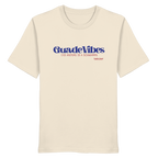 Cremefarbenes Unisex T-Shirt mit blauem Frontprint „Guade Vibes – Ois andere is a Schmarrn“ – bayerisches Streetwear Shirt mit modernem Dialekt-Spruch von Grantler Gwand.