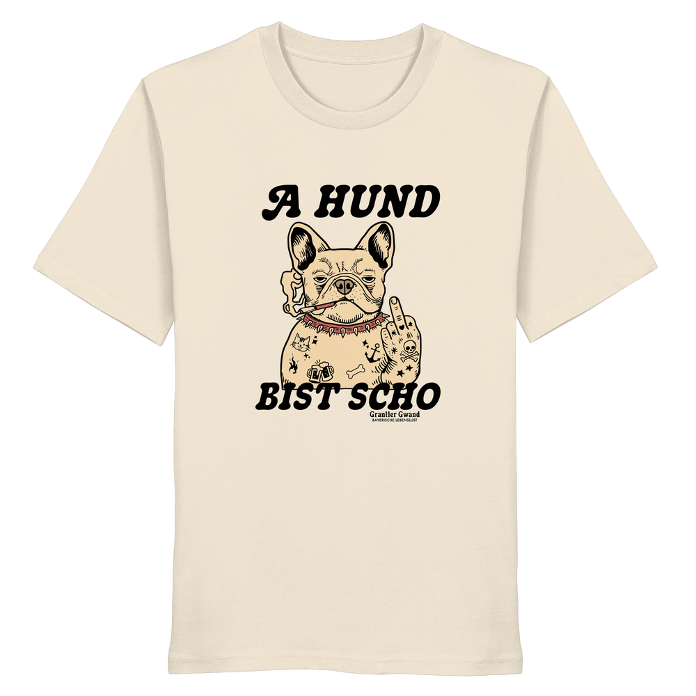 Cremefarbenes Unisex T-Shirt mit Frontprint „A Hund bist scho“ und Bulldoggen-Motiv im Vintage-Stil – bayerisches Streetwear-Shirt von Grantler Gwand.