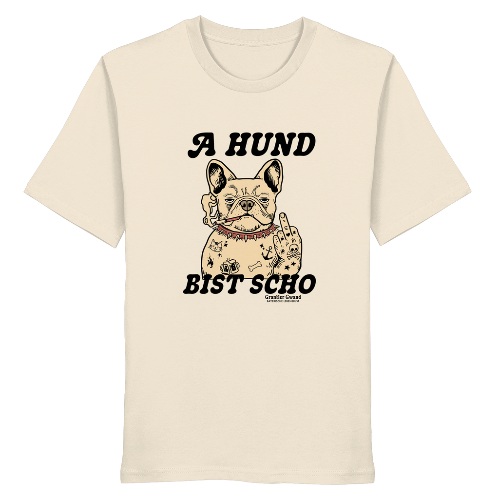 Cremefarbenes Unisex T-Shirt mit Frontprint „A Hund bist scho“ und Bulldoggen-Motiv im Vintage-Stil – bayerisches Streetwear-Shirt von Grantler Gwand.