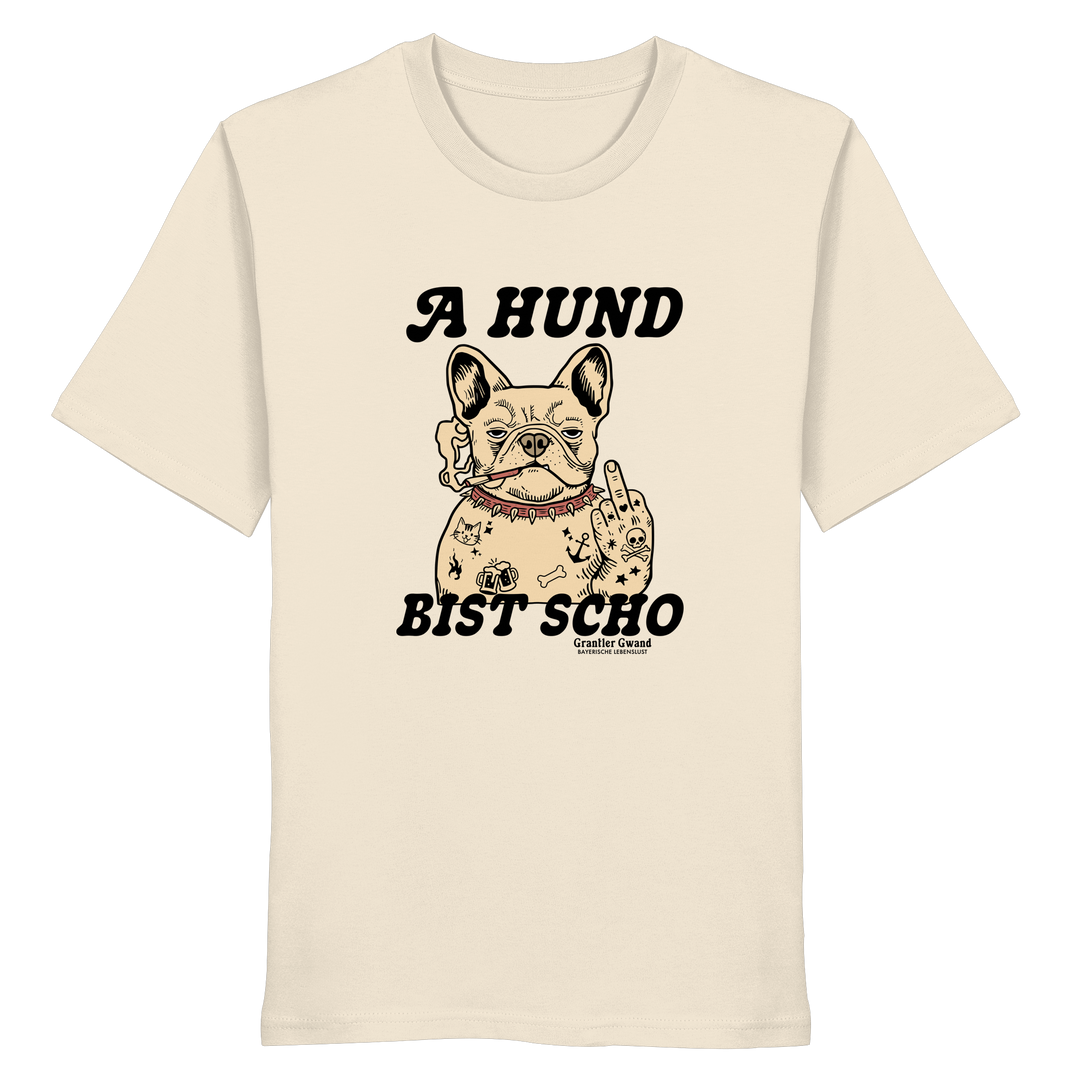 Cremefarbenes Unisex T-Shirt mit Frontprint „A Hund bist scho“ und Bulldoggen-Motiv im Vintage-Stil – bayerisches Streetwear-Shirt von Grantler Gwand.