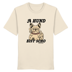 Cremefarbenes Unisex T-Shirt mit Frontprint „A Hund bist scho“ und Bulldoggen-Motiv im Vintage-Stil – bayerisches Streetwear-Shirt von Grantler Gwand.