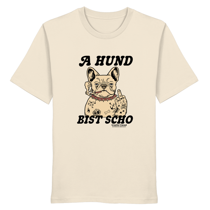Cremefarbenes Unisex T-Shirt mit Frontprint „A Hund bist scho“ und Bulldoggen-Motiv im Vintage-Stil – bayerisches Streetwear-Shirt von Grantler Gwand.