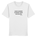 Jeder Sommer schreibt seine Gschichtn - schwarze Variante - Frontprint - T-Shirt