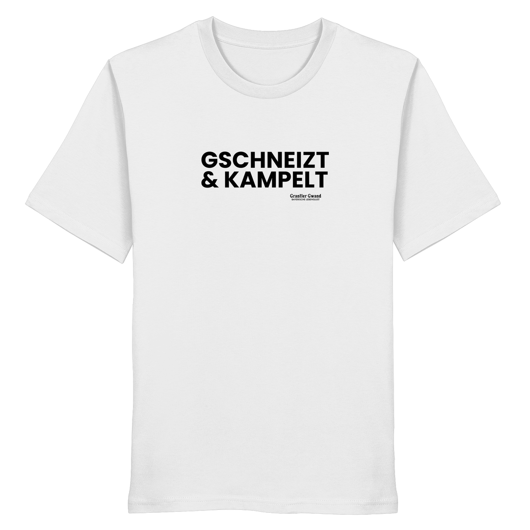 Weißes Unisex-T-Shirt mit schwarzem Frontprint „Gschneizt & Kampelt“. Modernes bayerisches Dialekt-Shirt im minimalistischen Streetwear-Design für Volksfest, Biergarten und Alltag. Hochwertige Baumwolle, designed und bedruckt in Bayern von Grantler Gwand.