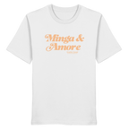 Weißes Unisex T-Shirt von Grantler Gwand mit apricotfarbenem Frontprint „Minga & Amore“ im Retro-Schriftzug – bayerisches Streetwear T-Shirt aus Baumwolle.