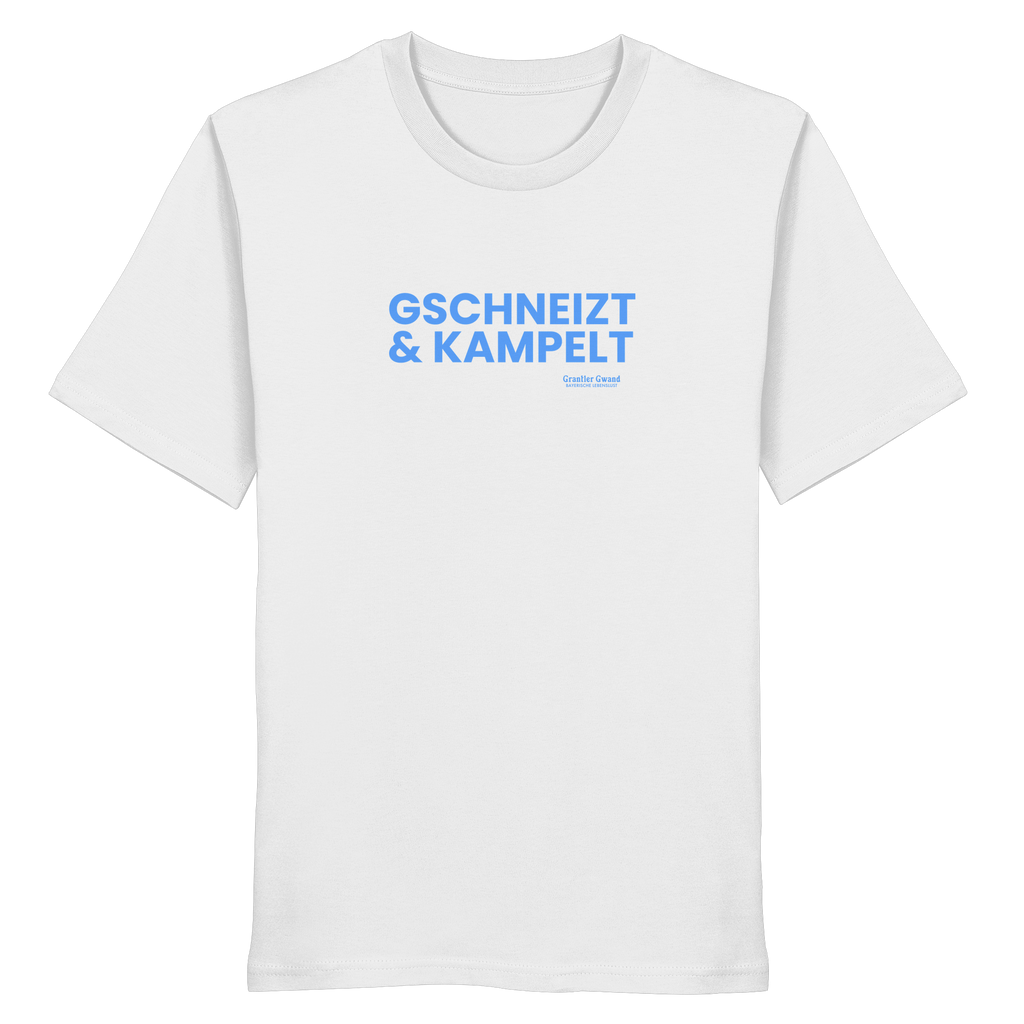 Weißes T-Shirt mit blauem Frontprint „Gschneizt & Kampelt“. Bayerisches Dialekt-Shirt im modernen Streetwear-Style für Volksfest, Biergarten und Alltag. Hochwertige Baumwolle, designed und bedruckt in Bayern von Grantler Gwand.