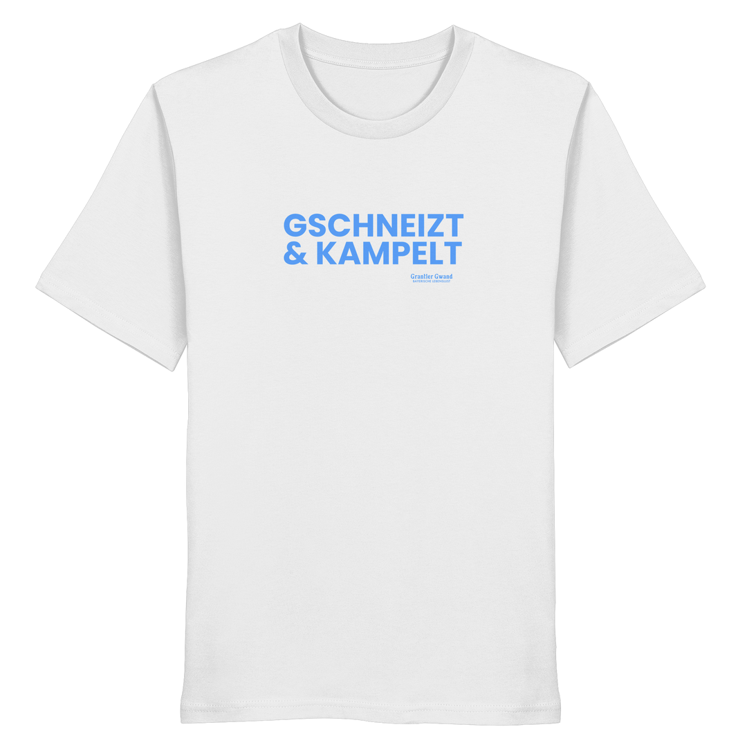 Weißes T-Shirt mit blauem Frontprint „Gschneizt &amp; Kampelt“. Bayerisches Dialekt-Shirt im modernen Streetwear-Style für Volksfest, Biergarten und Alltag. Hochwertige Baumwolle, designed und bedruckt in Bayern von Grantler Gwand.