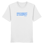Weißes T-Shirt mit blauem Frontprint „Gschneizt & Kampelt“. Bayerisches Dialekt-Shirt im modernen Streetwear-Style für Volksfest, Biergarten und Alltag. Hochwertige Baumwolle, designed und bedruckt in Bayern von Grantler Gwand.