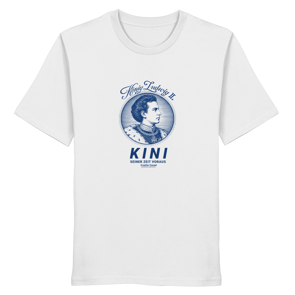 „Weißes Unisex T- Shirt mit blauem Frontprint 'Kini – Seiner Zeit voraus' und Vintage-Illustration von König Ludwig II. im modernen Streetwear-Stil von Grantler Gwand.“