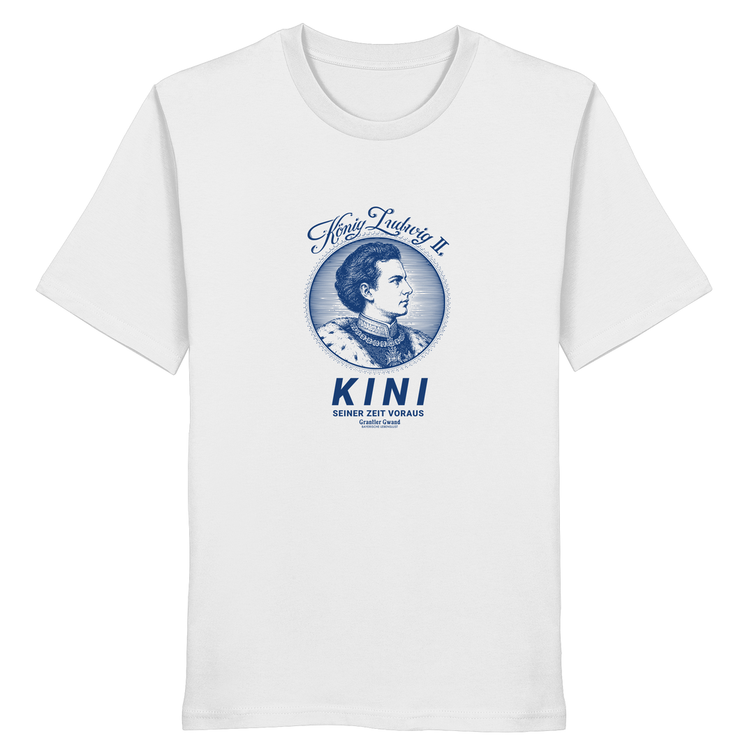 „Weißes Unisex T- Shirt mit blauem Frontprint 'Kini – Seiner Zeit voraus' und Vintage-Illustration von König Ludwig II. im modernen Streetwear-Stil von Grantler Gwand.“