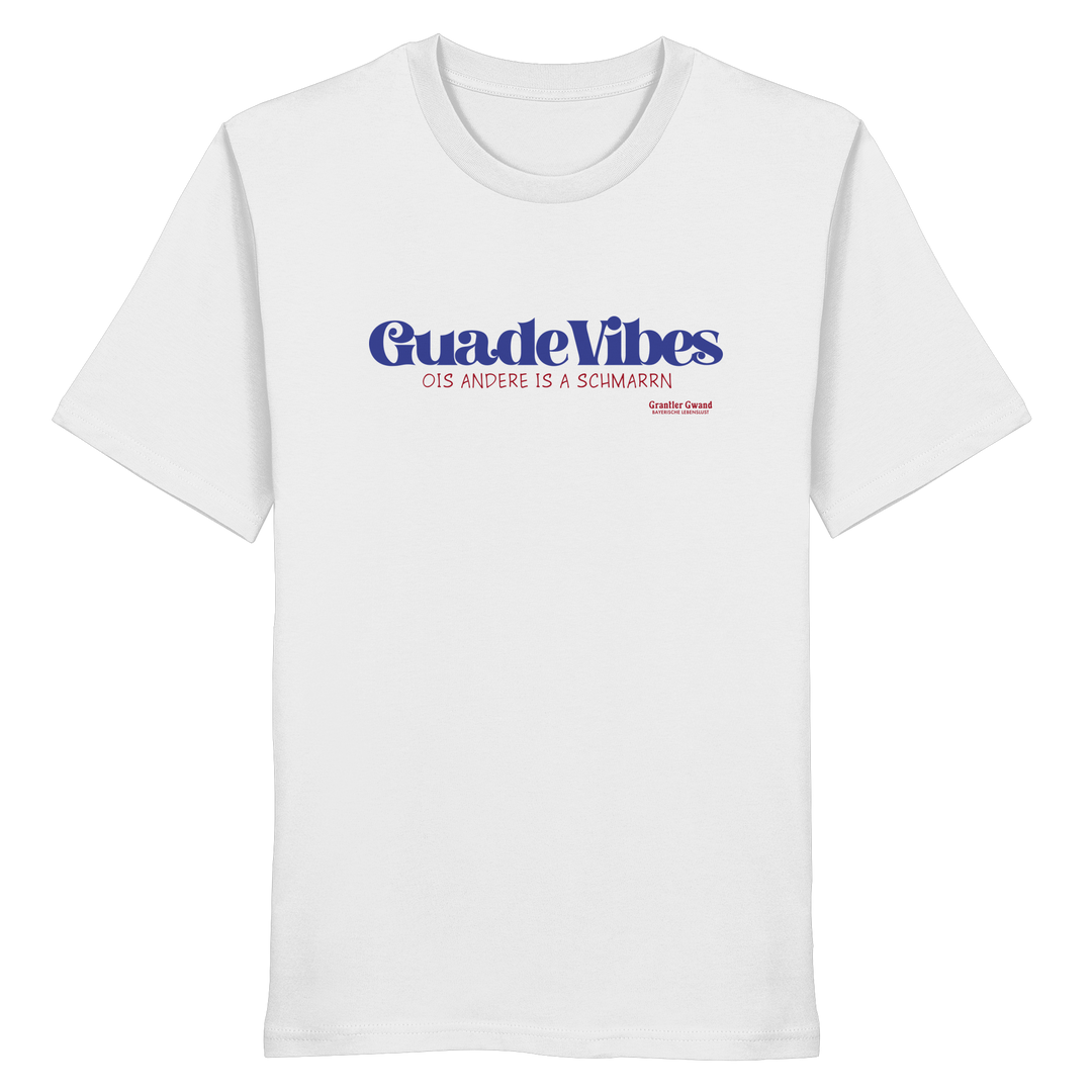 Weißes Unisex T-Shirt mit blauem Frontprint „Guade Vibes – Ois andere is a Schmarrn“ – bayerisches Streetwear Shirt mit modernem Dialekt-Spruch von Grantler Gwand.
