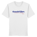 Weißes Unisex T-Shirt mit blauem Frontprint „Guade Vibes – Ois andere is a Schmarrn“ – bayerisches Streetwear Shirt mit modernem Dialekt-Spruch von Grantler Gwand.