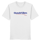 Weißes Unisex T-Shirt mit blauem Frontprint „Guade Vibes – Ois andere is a Schmarrn“ – bayerisches Streetwear Shirt mit modernem Dialekt-Spruch von Grantler Gwand.