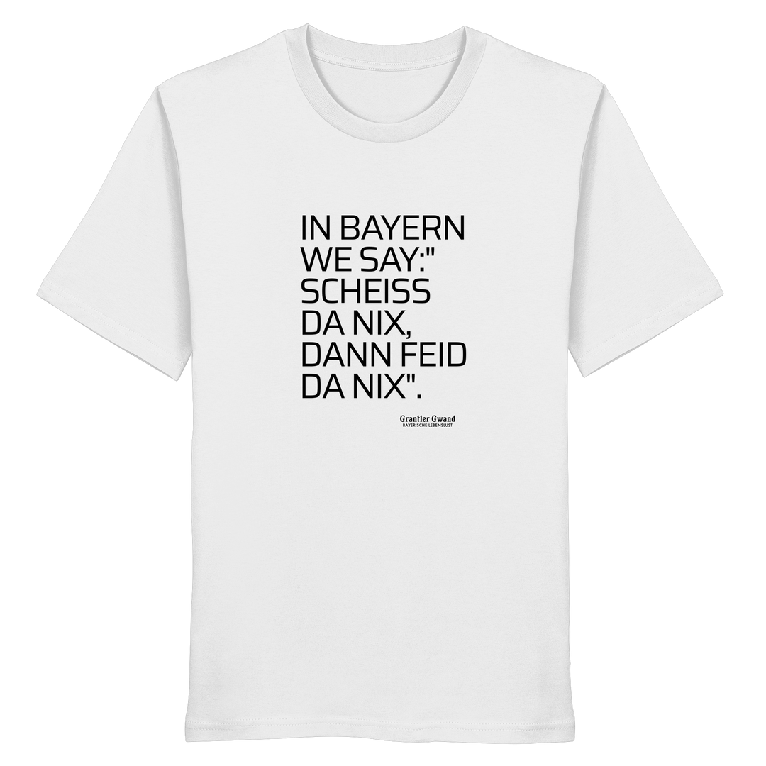 Weißes Shirt mit schwarzem Schriftzug "In Bayern we say: Scheiß da nix, dann feid da nix" im minimalistischen bayerischen Streetwear-Design von Grantler Gwand.